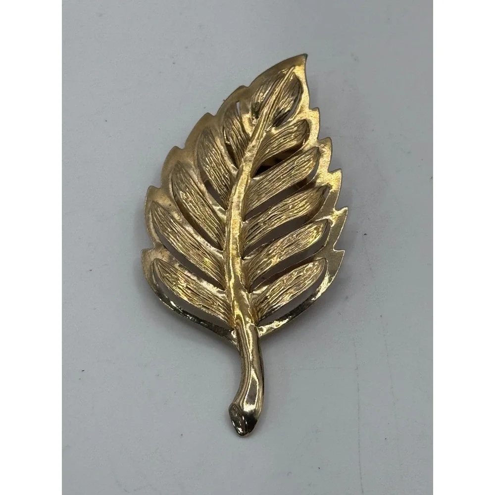 Vintage‎ Gold Leaf Scarf Clip Brooch Booklet Mid Century Retro Accessory USA